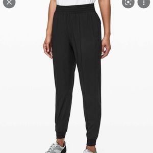 Lululemon Wanderer Jogger cropped